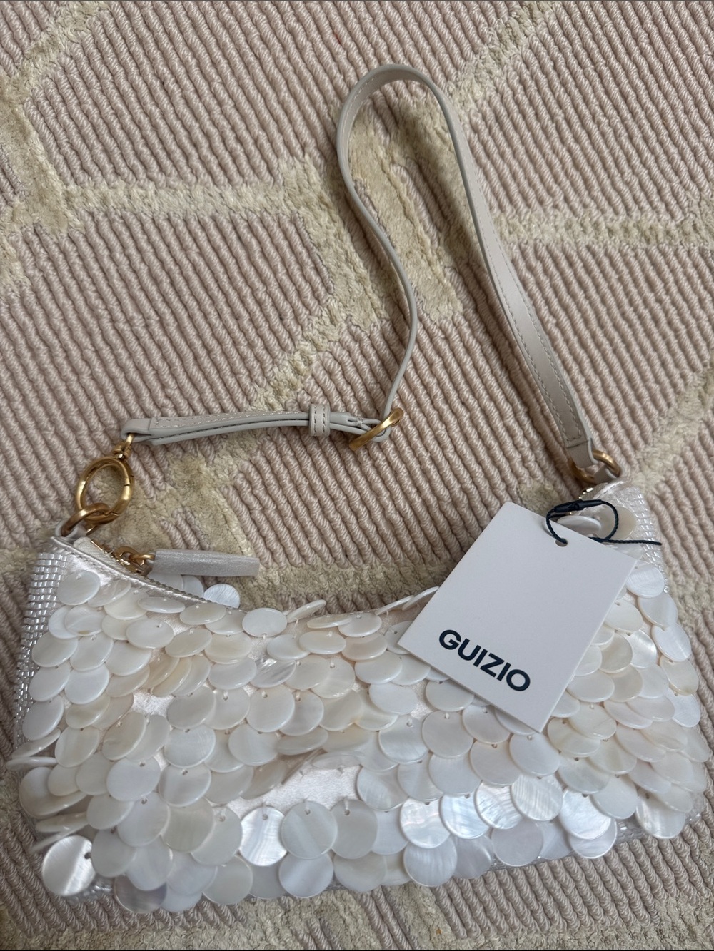 Guzio White Shell Shoulder Bag